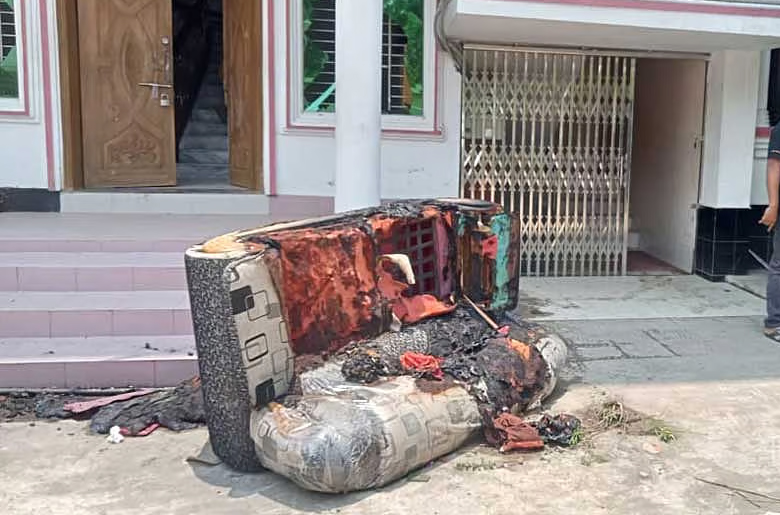 নোয়াখালী সদর উপজেলা মহিলা ভাইস চেয়ারম্যানের বাড়িতে হামলা, ভুলুয়া ফাউন্ডেশনে উগ্র-জঙ্গিগোষ্ঠীর ভাঙচুর-লুট ও অগ্নি সংযোগ