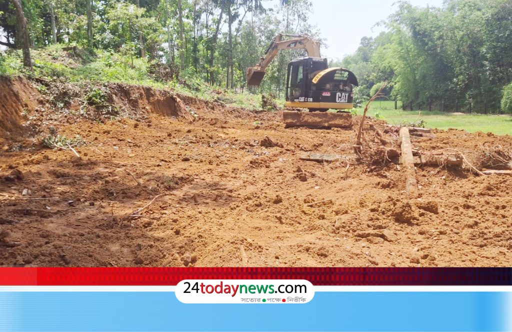 বড়লেখায় এক্সকাভেটর দিয়ে উঁচু টিলা মাটি কাটার অভিযোগ
