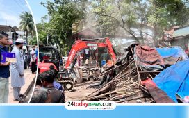 কুলাউড়ায় গুঁড়িয়ে দেওয়া হলো অবৈধ দোকান-স্থাপনা